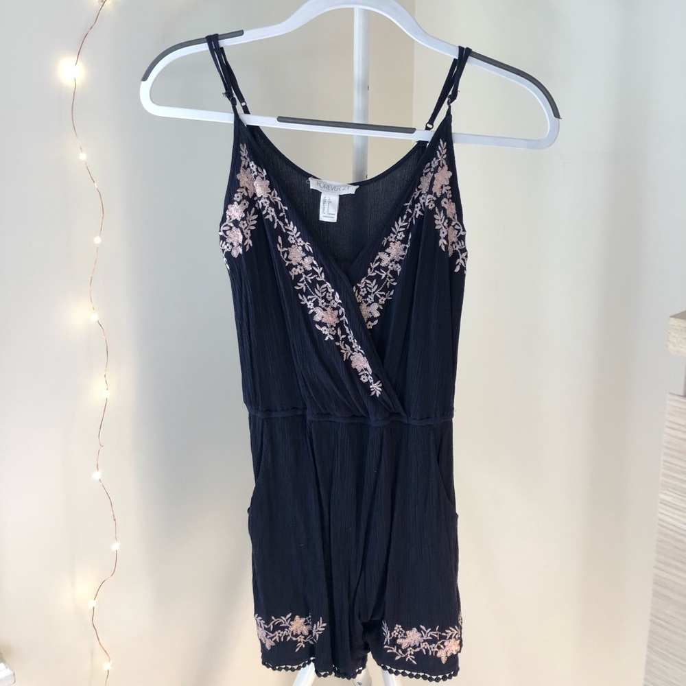 Navy romper with floral detail - Forever 21